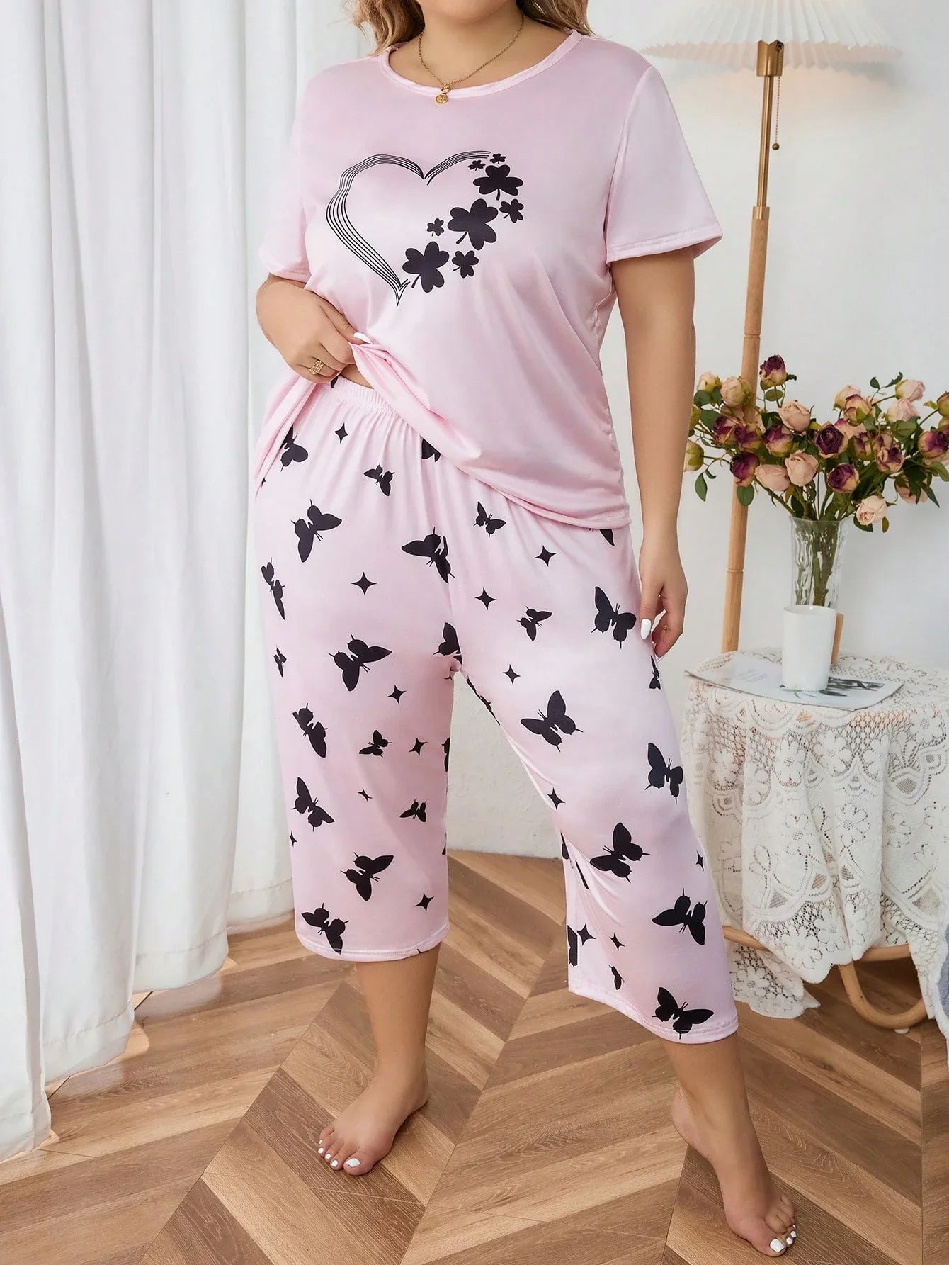 Cralom Butterfly Print Plus Size Pajama Set with Short Sleeve Top and Capri Pants